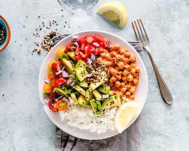 Rice, chickpeas and vegetable salad with seeds