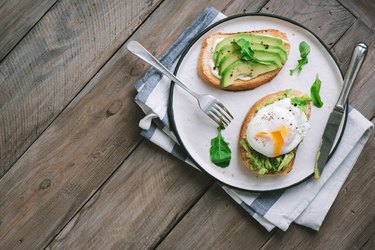 Avocado sandwich with poached egg that might be eaten on the 5:2 diet