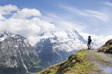 一个女人在瑞士阿尔卑斯山徒步旅行