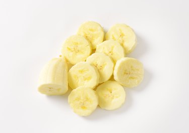 Bananas contain potassium, which can combat bloating by reducing  inflammation and helping the body eliminate excess sodium.⁣ ⁣ The so