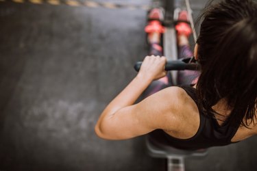 女人做锻炼钻划船机