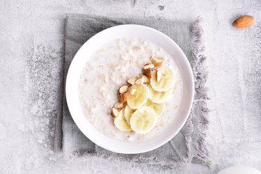 Grits with banana slices and nuts