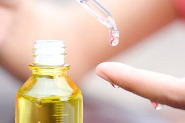 a bottle and dropper full of vitamin e oil, as a natural remedy for sunburns