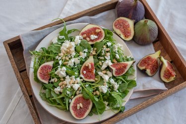 Salad with figs and cheese