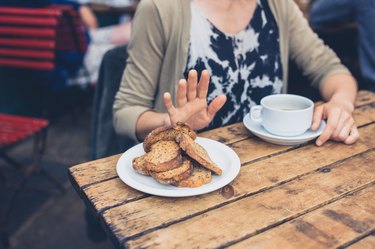 女人在无谷蛋白饮食送面包回到餐厅