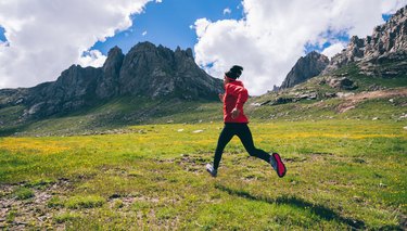 女人超跑马拉松路线运行在美丽的山