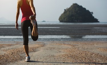 夏天海滩上运动和伸展运动概念