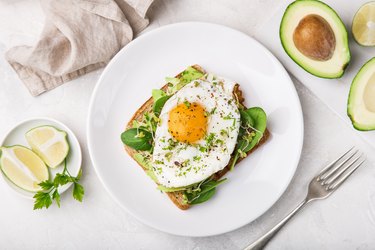 toast with avocado, spinach and fried egg