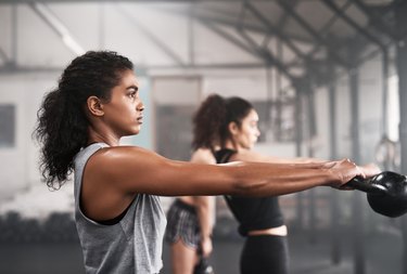 女性做kettlebell波动,高强度的运动可以帮助减肥