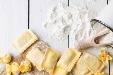 Pasta ravioli on flour