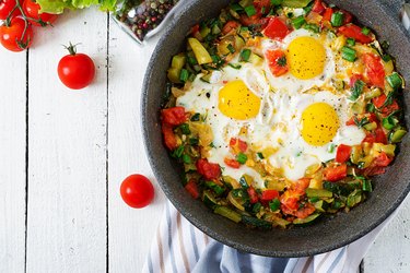 美味的早餐。煎鸡蛋和蔬菜。Shakshuka。前视图。平躺