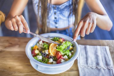 卡路里计算卡路里热量是什么年轻女子吃沙拉吃午饭