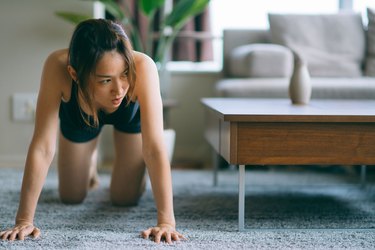 日本女人在健身服装放在地板上