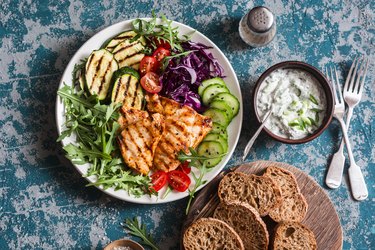 griled鸡胸、Zucchini和花园菜电碗&#114;&#97;&#121;&#98;&#101;&#116;&#25237;&#27880;健康饮食概念最高视图