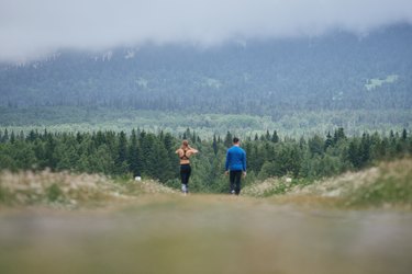 男人和女人一起户外慢跑