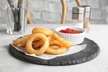 how to make onion rings plate with onion rings and bowl of sauce on table