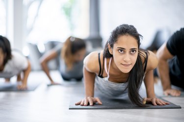 Try This Dumbbell Workout for a Smaller Waist, Trainers Say — Eat