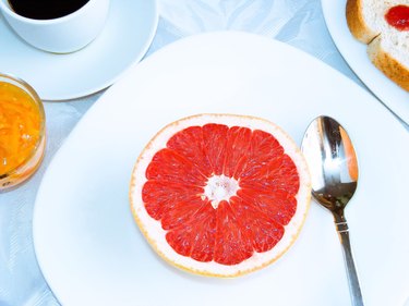 Scarsdale diet breakfast of half a grapefruit, toast and black coffee