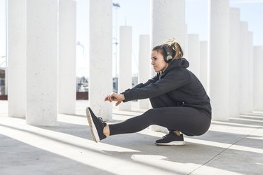 Woman doing a single-leg pistol squat for runners