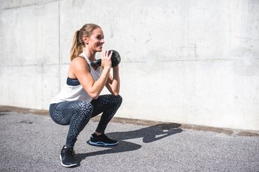 女人做kettlebell蹲