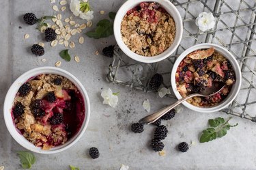 Oat and fruit crumble dessert