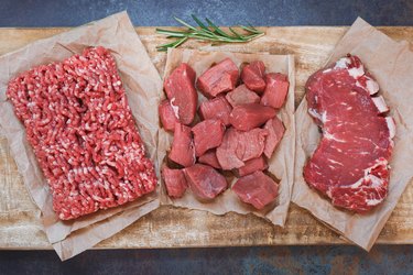 新鲜生安格斯牛肉肉、全、地面和切碎的羊皮纸