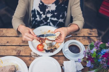 年轻的女人有一个英式早餐不知道吃什么停止心痛