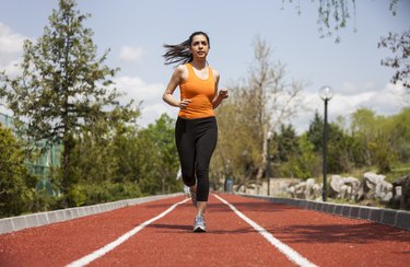 raybet投注健康的年轻运动女子慢跑户外