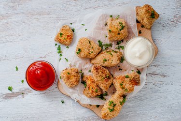 Crunchy nuggets with two sauces