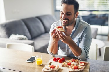 Man enjoying meal knowing he can track net carbs.