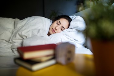 一名年轻女子平静地睡在日光床上，心里想:“如果没有日光节约时间，现在会是几点?”