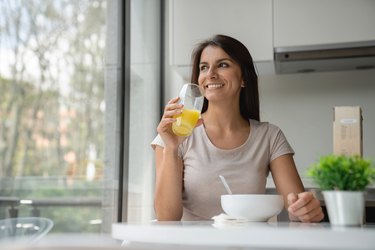 幸福的女人在家吃早饭