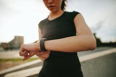 女人检查她的表演在smartwatch想快速减肥