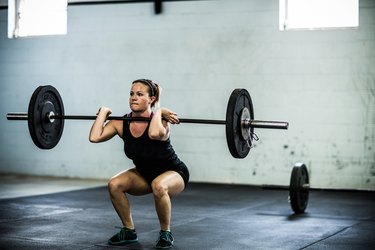 gym - Woman doing front squats