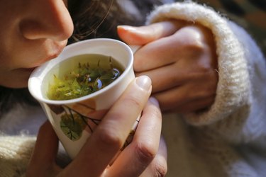 女子喝花草茶