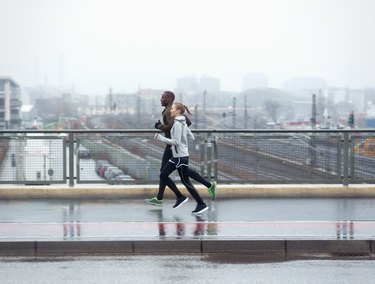 两个朋友在城市街大桥慢跑