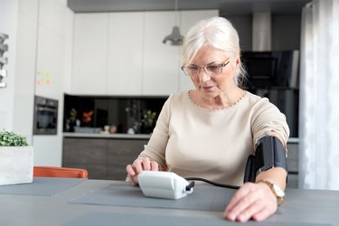 资深女性在家检查血压