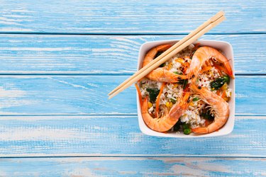 Shrimps with white rice and vegetables