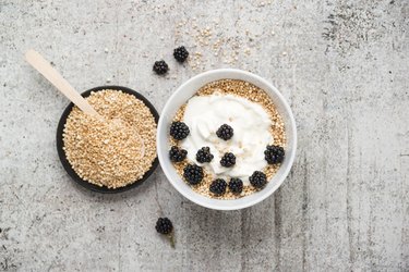 Wholemeal quinoa, popped quinoa with yogurt and blackberries