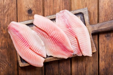 新鲜的鱼肉在木板上