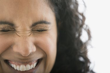 眯着眼睛微笑的女人的特写肖像