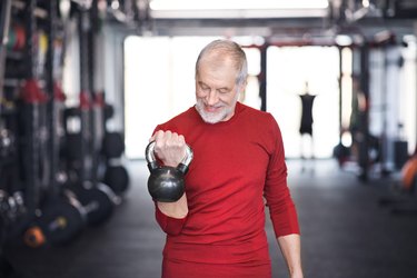 高级kettlebell在健身房锻炼的人