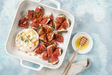 How to cook figs for baked camembert cheese and figs with walnuts and honey