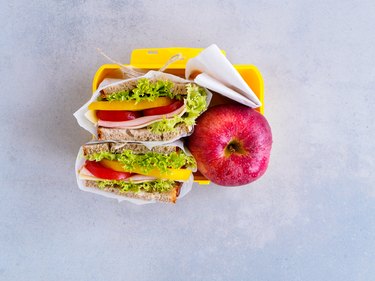Sandwich und Apfel in einer Brotdose