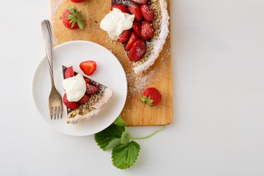 Strawberry summer tart with cream