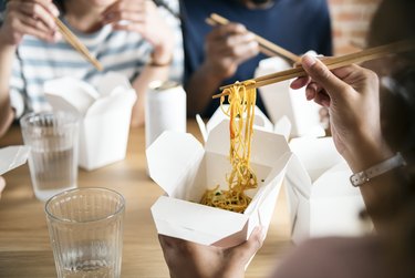 一个家庭在家里一起吃外卖食品