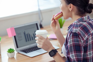 女职员正在办公室吃零食