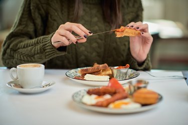 一名女子早餐吃法式吐司