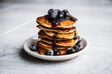 Picture of few pancakes with blackberries and sugar
