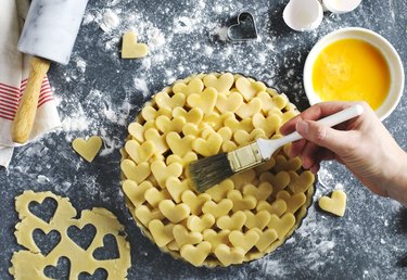 Making an apple pie from flaky pastry dough